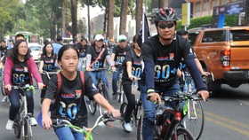 Đi xe đạp trên đường Phạm Ngọc Thạch. Ảnh: THÀNH TRÍ