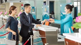 Xu hướng sử dụng thẻ tín dụng để tiêu dùng ngày càng tăng. Ảnh: HUY ANH