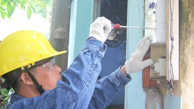 Ngành điện TPHCM thay thế công tơ có chức năng truyền dữ liệu đo đếm từ xa cho khách hàng