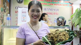 Để mua được những củ sâm Ngọc Linh, người tiêu dùng nên đến phiên chợ sâm hàng tháng của huyện Nam Trà My