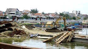 Cảnh ngổn ngang làng biển và tàu cá chìm nhiều năm mà không ai trục vớt
