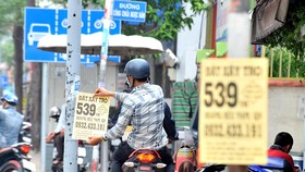 Rác trên cột điện