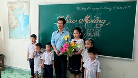 Thầy Bành Hữu Tình trong lớp học của mình ở Trường Sa