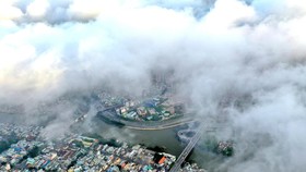 TPHCM đẹp ngỡ ngàng khi “ẩn hiện” trong mây