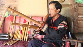 Nghệ nhân Ama Kim biểu diễn nhạc cụ dân tộc Ê Đê