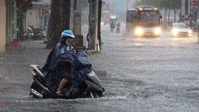 Mưa lớn và cảnh báo dông, lốc, sét và gió giật mạnh ở Trung bộ, Tây Nguyên và Nam bộ