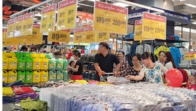 Khách hàng mua sắm tại Co.opmart