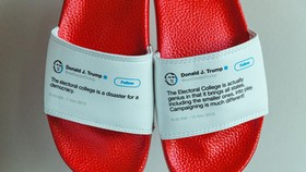 Mẫu dép in dòng tweet của Tổng thống D. Trump.