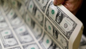 United States one dollar bills are curled and inspected during production at the Bureau of Engraving and Printing in Washington. © Reuters