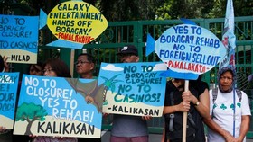Gambling has caused tensions in the Philippines: environmental activists display placards to protest the construction of a Chinese-backed casino © AP