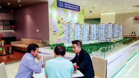 With the current apartment value of up to billions VND, if a transaction from 300 million must be put into questionable and report to the government, it will be unfeasible, unrealistic. Photo: LONG THANH
