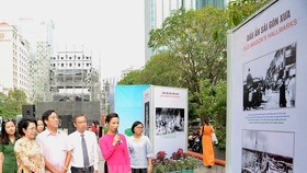 Các đại biểu tham quan triển lãm. Ảnh: THANHUYTPHCM. VN