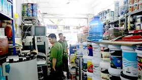 Công an quận 1, TPHCM kiểm tra một cơ sở kinh doanh trên địa bàn thực hiện đúng các quy định PCCC