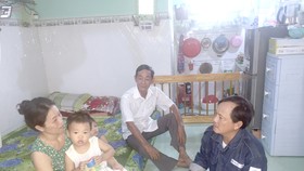 Nhân viên điện lực TPHCM tuyên truyền giá bán điện cho người thuê nhà