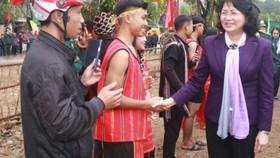 Phó Chủ tịch nước bắt tay hỏi thăm người dân xã A Ngo, huyện Đakrông.. Nguồn VOV