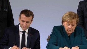 Thủ tướng Đức Merkel và Tổng thống Pháp Macron ký Hiệp ước Aachen. Nguồn: BFMTV.COM