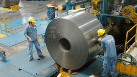 Sản xuất thép cuộn tại một đơn vị. Ảnh: THÀNH TRÍ