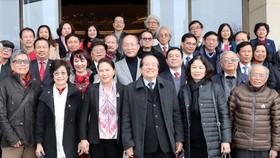 Chủ tịch Quốc hội Nguyễn Thị Kim Ngân với các đại biểu văn nghệ sĩ nhân dịp chuẩn bị đón Xuân Kỷ Hợi 2019 Ảnh: TTXVN