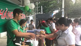 Những chuyến bán hàng lưu động tạo điều kiện thuận lợi cho công nhân mua sắm trong dịp tết