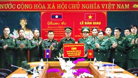 Trao tặng Bộ đội Biên phòng Lào thiết bị văn phòng trị giá 600 triệu đồng