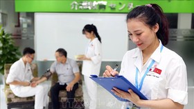 Nhật Bản nới lỏng tiêu chuẩn đối với điều dưỡng viên ngoại