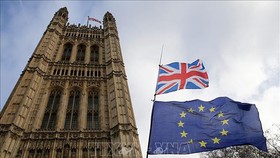 Cờ Anh và cờ EU tại thủ đô London, Anh, ngày 9/1/2019. Ảnh: THX/TTXVN