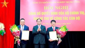 Đồng chí Phạm Minh Chính trao quyết định cho đồng chí Y Thanh Hà Niê Kđăm và đồng chí Trần Sỹ Thanh