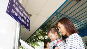 Người dân đánh giá mức độ không hài lòng tại ki-ốt khảo sát đặt tại Bệnh viện Nhi đồng 1, TPHCM Ảnh: THÀNH SƠN