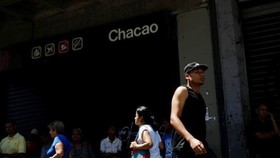 Tàu điện ngầm tại thủ đô Caracas ngừng hoạt động vì mất điện ngày 25.3 - Ảnh: Reuters