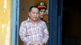 Vào tù vì xin mua súng, đăng ký xe biển xanh trái luật