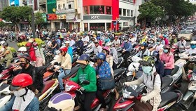 Nắng nóng, ô tô, xe máy và văn hóa giao thông