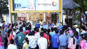 Nhộn nhịp khách săn tour khuyến mãi