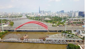 Cầu xe lửa Bình Lợi mới đang được xây giữa cầu xe lửa cũ và cầu đường bộ mới Ảnh: HOÀNG HÙNG