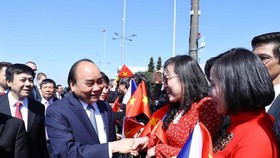 Lễ đón Thủ tướng Nguyễn Xuân Phúc và phu nhân tại sân bay quốc tế Vaclav Havel, Praha Ảnh: TTXVN