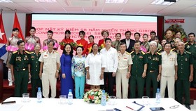Các đại biểu chụp hình lưu niệm tại buổi lễ. Ảnh: VOH