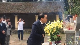 Bí thư Thành ủy Hà Nội Hoàng Trung Hải và các đại biểu dâng hương tưởng nhớ Vua Ngô Quyền. Ảnh: TTXVN
