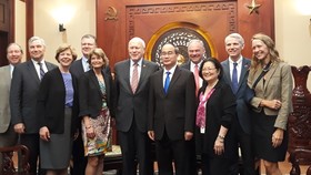 Bí thư Thành ủy TPHCM Nguyễn Thiện Nhân tiếp đoàn Thượng nghị viện Hoa Kỳ. Ảnh: VOH