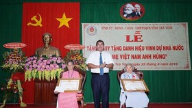 Tỉnh Trà Vinh trao tặng Danh hiệu Bà mẹ Việt Nam Anh hùng cho các mẹ. Ảnh: TTXVN