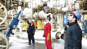 Công nhân làm việc tại nhà máy lọc dầu Tehran, Iran