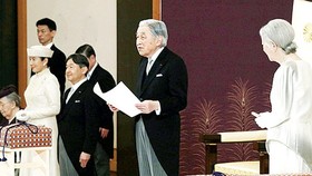 Nhật hoàng Akihito và Hoàng hậu Michiko trong nghi lễ thoái vị ngày 30-4
