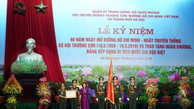 Phó Chủ tịch nước Đặng Thị Ngọc Thịnh trao Quyết định và gắn Huân chương Lao động Hạng Nhì cho Hội truyền thống Trường Sơn - đường Hồ Chí Minh Việt Nam. Ảnh: VGP