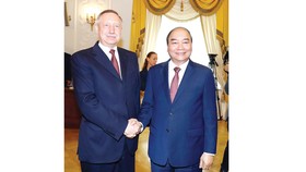 Thủ tướng Nguyễn Xuân Phúc gặp Quyền Thống đốc Saint Petersburg Ảnh: TTXVN