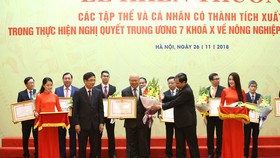 Ông Trịnh Quốc Dũng – Giám đốc Điều hành Vinamilk nhận bằng khen và hoa từ ông Cao Đức Phát – Phó Trưởng ban thường trực Ban Kinh tế Trung Ương và ông Nguyễn Xuân Cường – Bộ trưởng Bộ Nông nghiệp và Phát triển nông thôn.