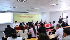 Nghiên cứu sinh Phan Thanh Long tại Lễ bảo vệ luận án tiến sĩ trước Hội đồng
