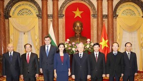 Tổng Bí thư, Chủ tịch nước Nguyễn Phú Trọng cùng bà Marinela Milcheva Petkova , Đại sứ Đặc mệnh toàn quyền Cộng hòa Bulgaria và các đại biểu. Ảnh: TTXVN