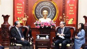 Đồng chí Nguyễn Thiện Nhân - Bí thư Thành ủy TPHCM tiếp ông Hùng Ba, tân Đại sứ Trung Quốc tại Việt Nam. Ảnh: TTXVN