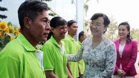 Bà Nguyễn Thị Quyết Tâm - nguyên Chủ tịch HĐND TPHCM thăm hỏi người lao động ở Khu liên hợp xử lý chất thải Đa Phước.