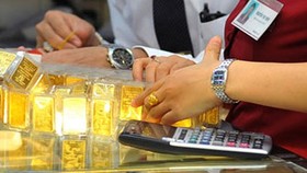 Cung ngoại tệ, giá vàng tăng