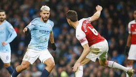 S.Aguero đi bóng trước Koscielny của Arsenal.