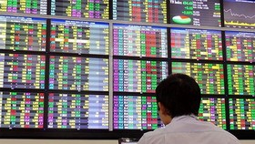 VN-Index tăng thêm gần 12 điểm, vàng và USD tăng trước ngày vía Thần Tài